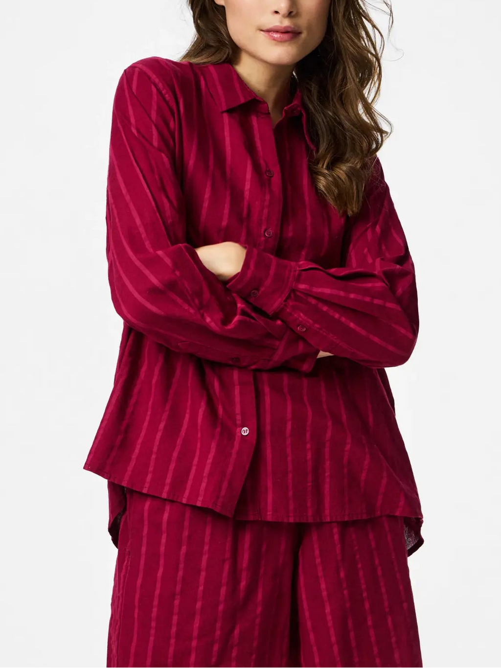 Camicia da donna fucsia con righe verticali