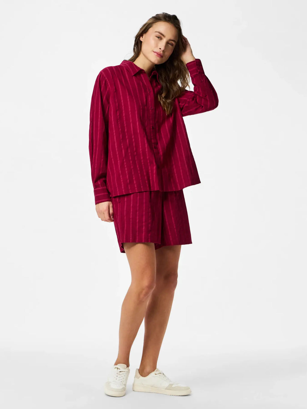 Camicia da donna fucsia con righe verticali