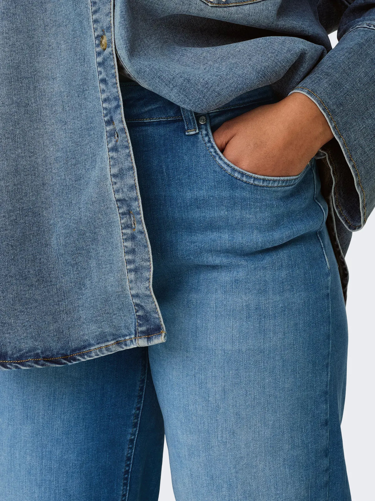 Jeans gamba ampia lavaggio medio taglie curvy