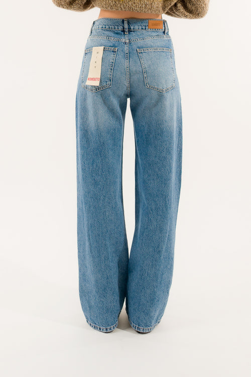 Jeans abbottonatura asimmetrica