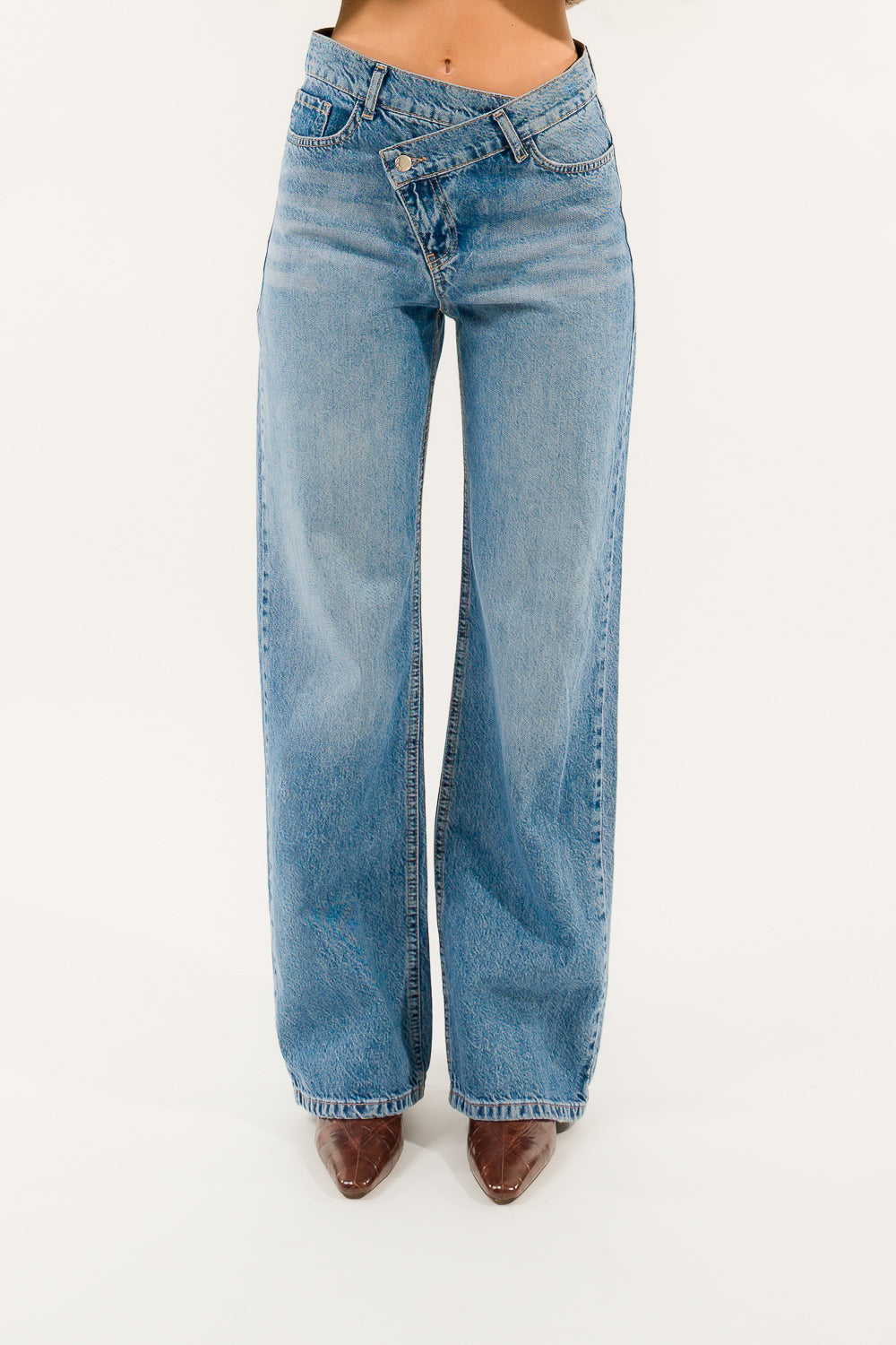 Jeans abbottonatura asimmetrica